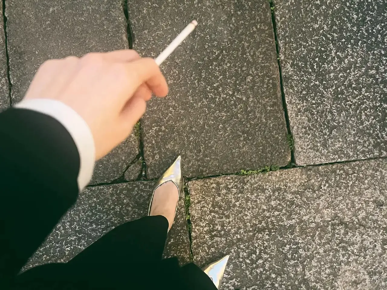 女人吸烟怎么啦,女人吸烟并不是代表是坏女人,也许有可能是因为工作的