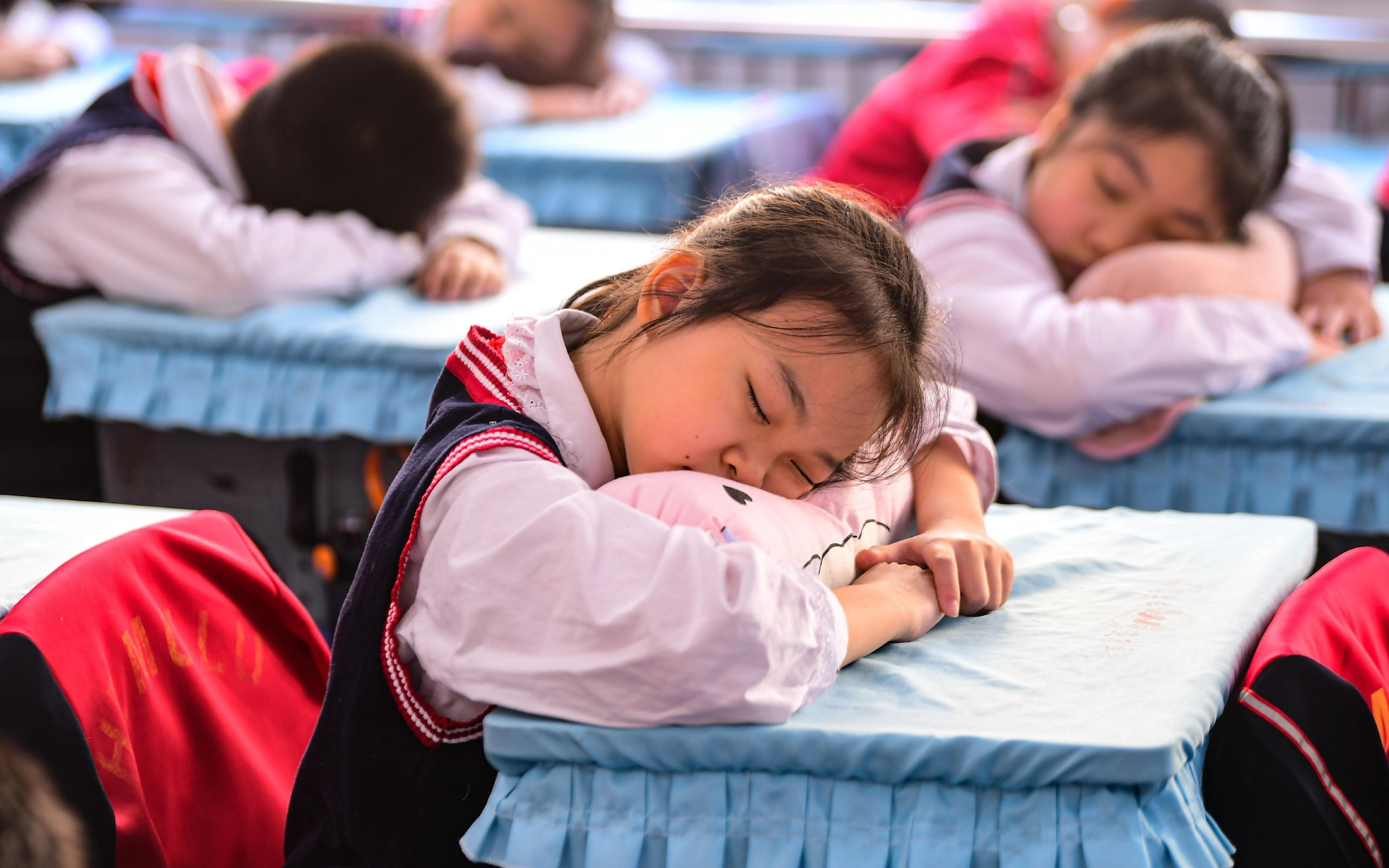 官方发出新通知:中小学迎来强制"睡眠令,学生很开心