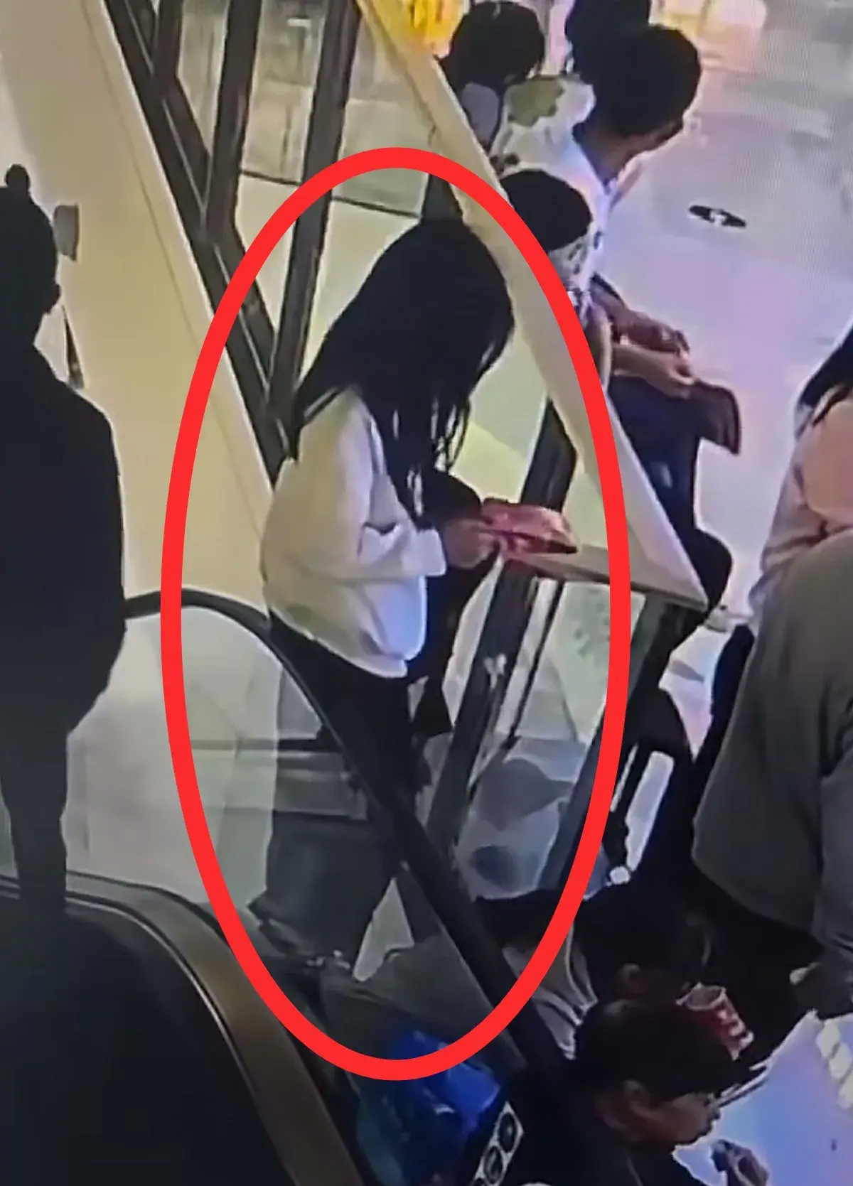 突发!女生倚靠商场扶梯外侧坠亡,母亲崩溃大哭,网友不解