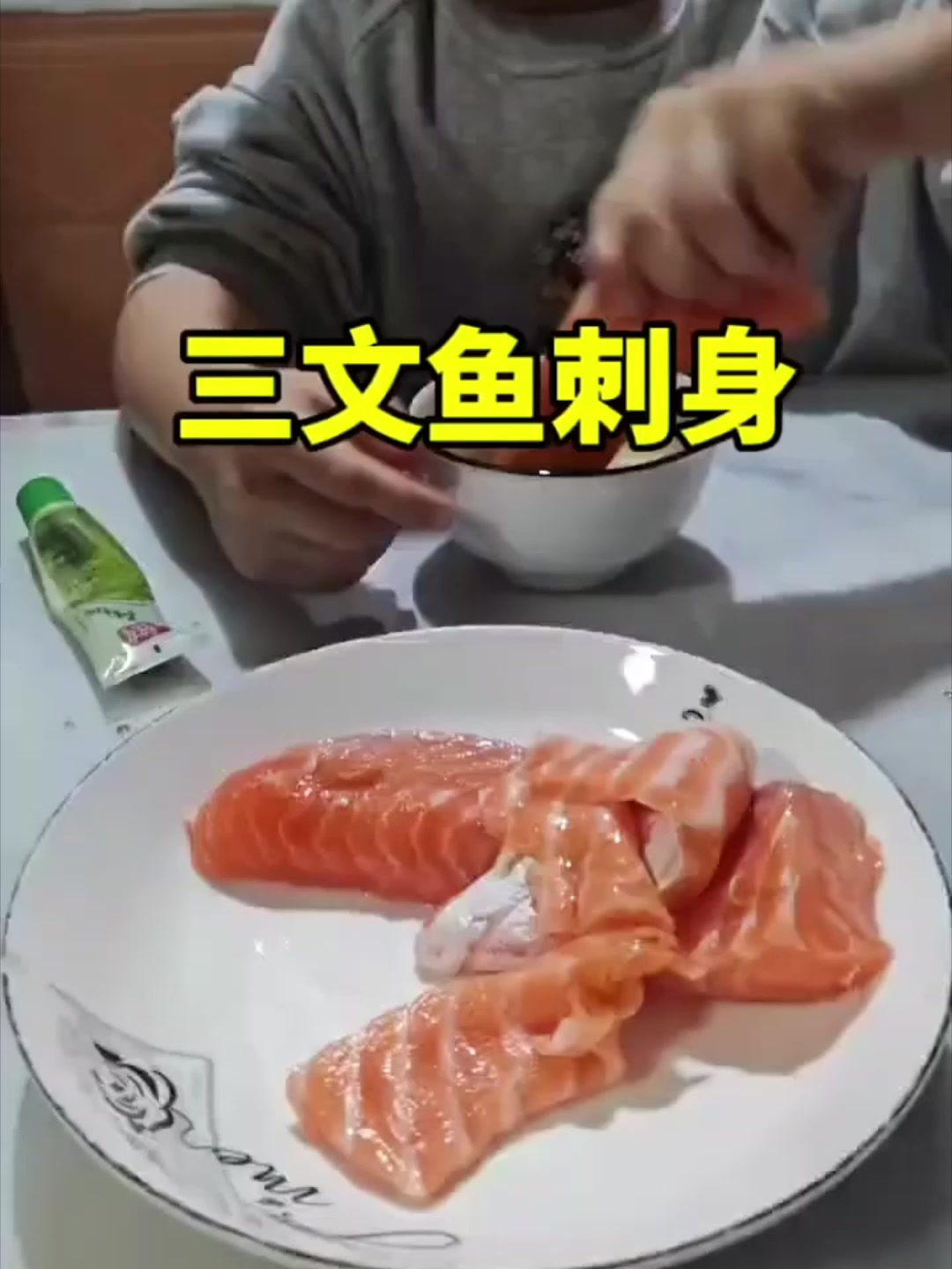 喜欢吃三文鱼的小男孩