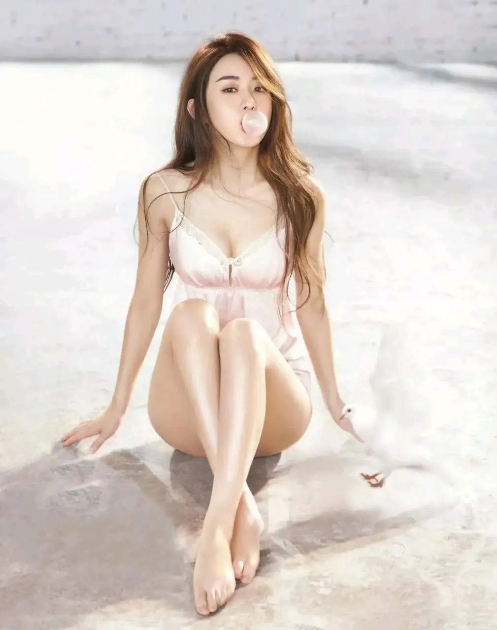 赵丽颖,男人装性感写真这小脚丫太好看了