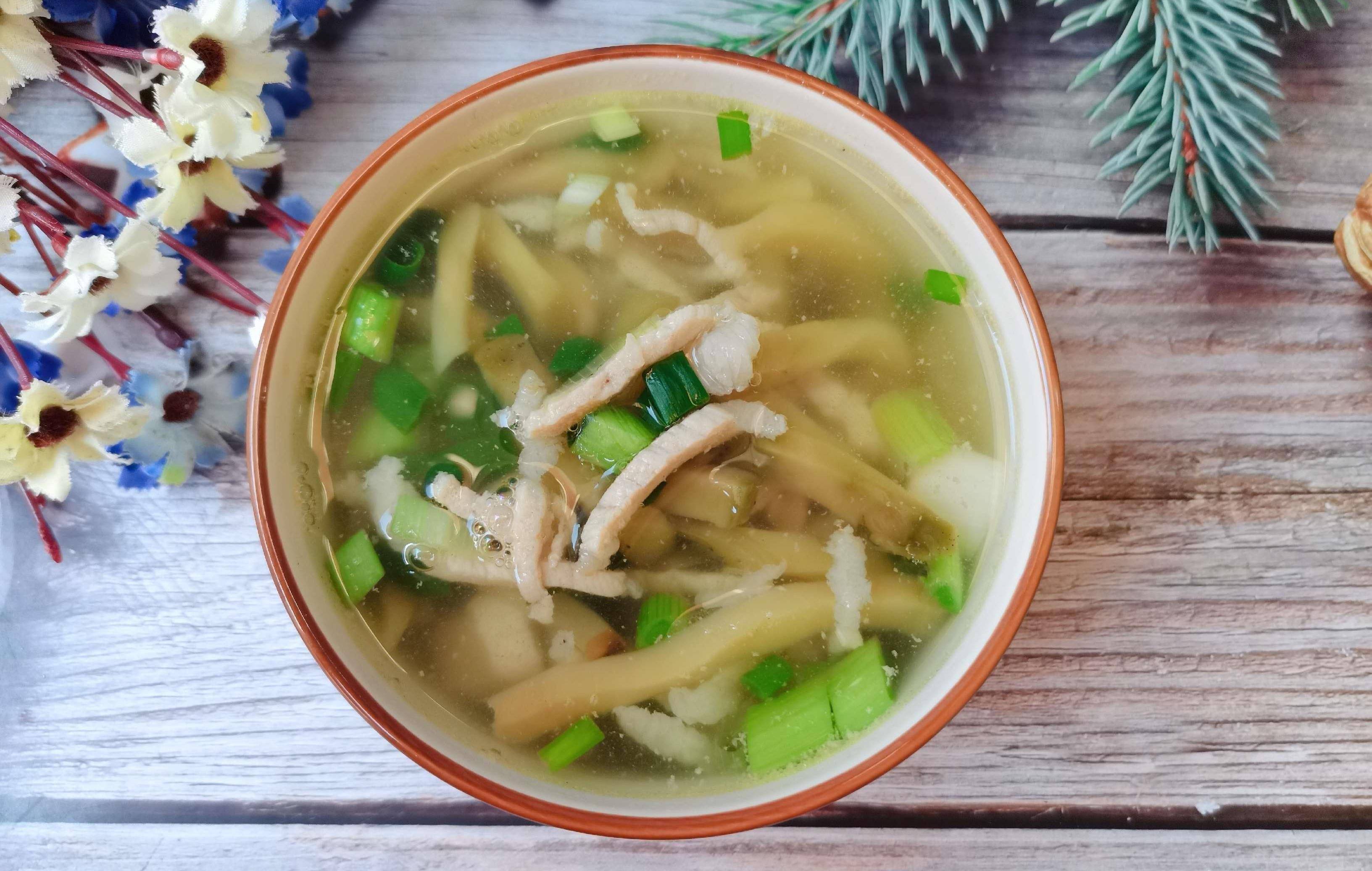 在烹饪的众多技艺中,制作一碗肉丝汤看似简单,实则蕴含深意.