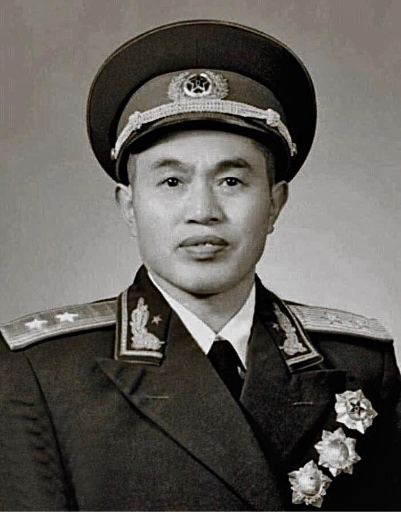 皮定均追悼会上,一位老兵长跪不起:老军长,张桃芳看您来了