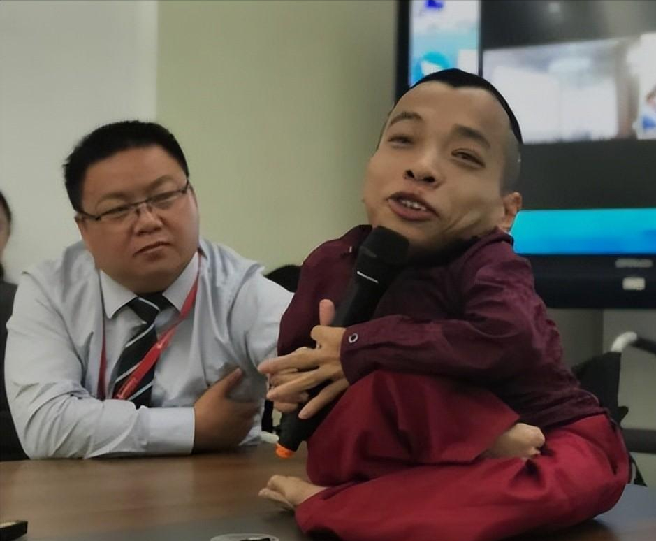 "轮椅总裁"李创利:身患脆骨病,身高不足1米,今38岁资产过亿
