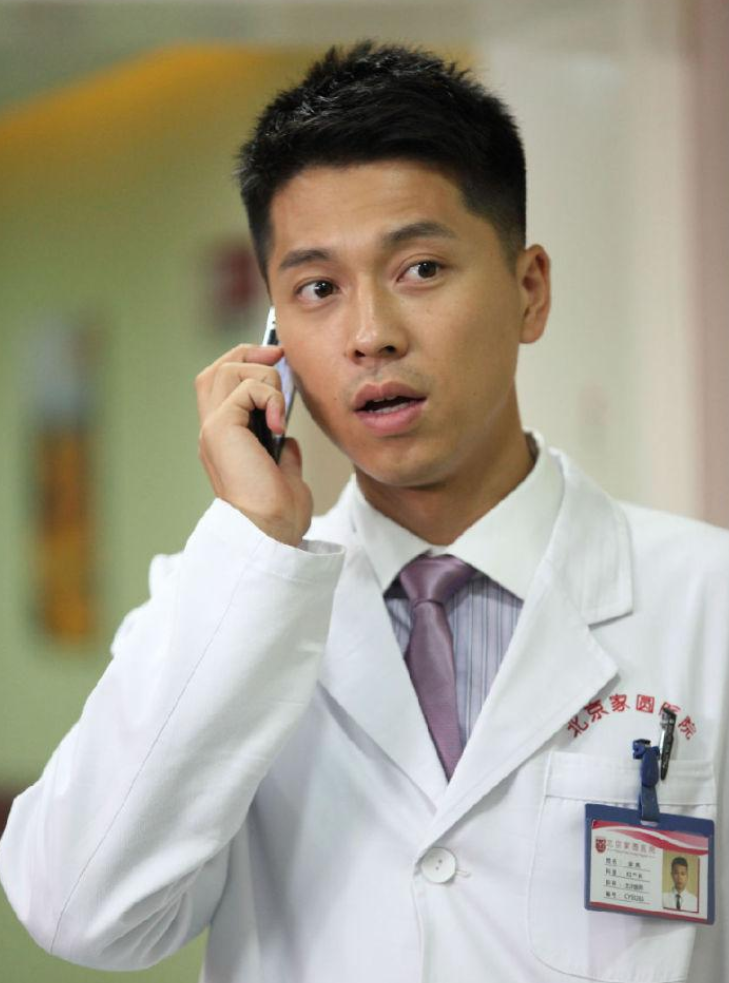 回顾:演员王雷:苦熬8年成名,和李小萌相爱18年,却被黄轩连累惨了