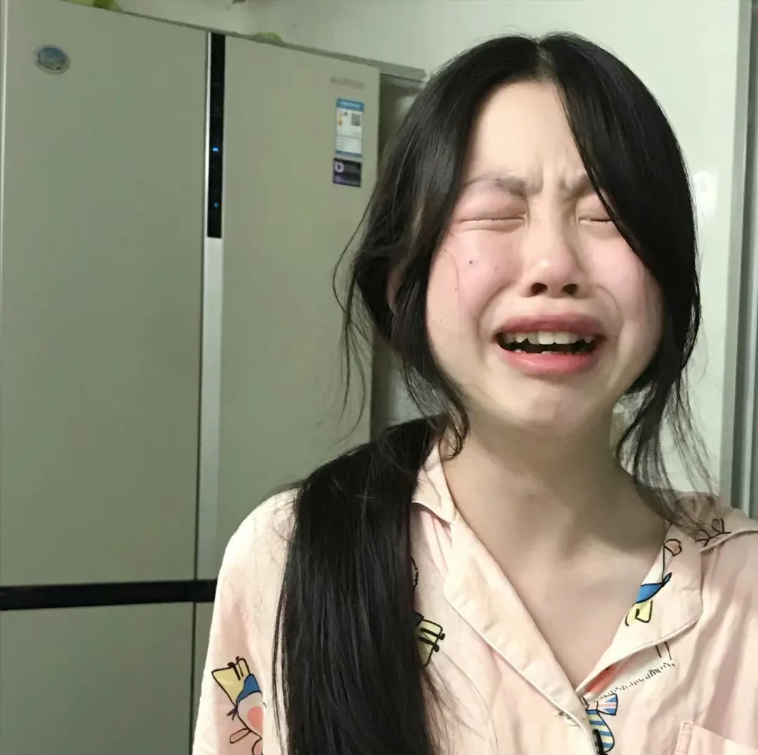 女儿今年大一,我每月给2000元的生活费,她说不够,让我们给她3000元,我