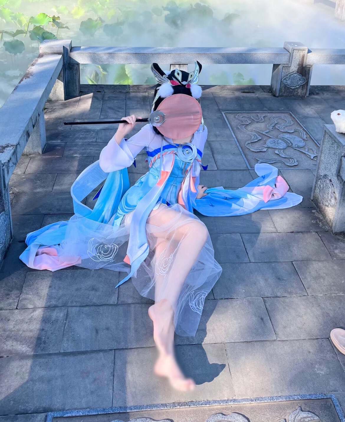 网红cos嫦娥,身穿蓝色长裙,手拿团扇,拍照姿势够我学一年