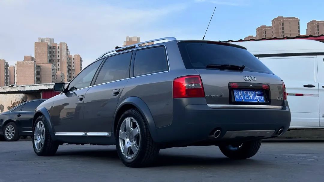 从报废厂拉来一辆2005年奥迪草原狼,全车大翻新,秒变美女一手车