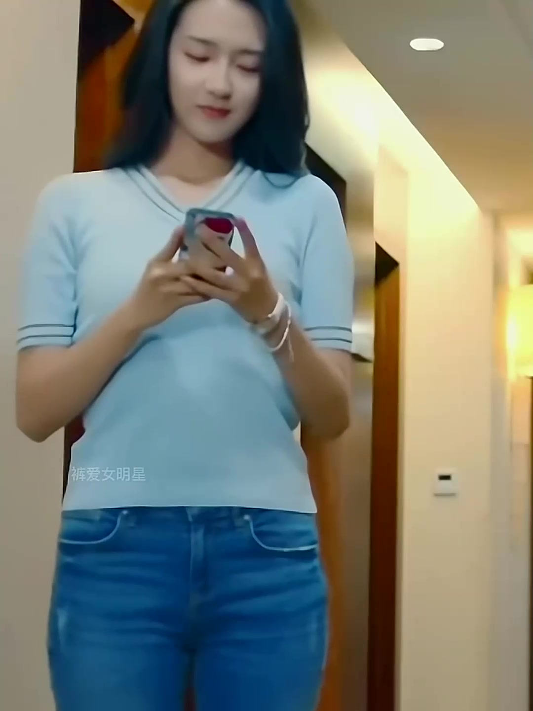 女神许龄月,性感牛仔裤,美丽动人!