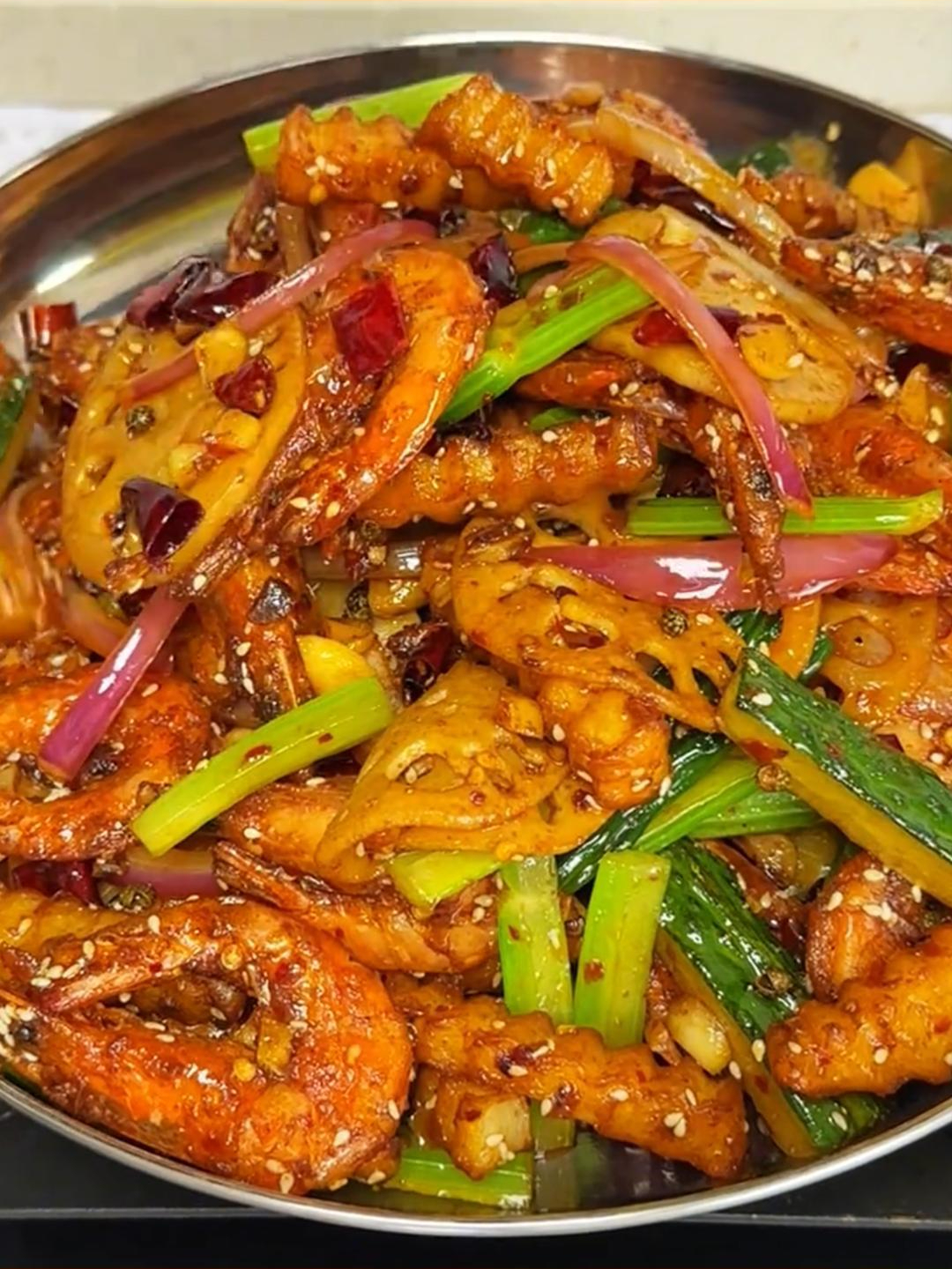 香辣干锅虾,焦脆入味,香辣十足,超级下饭下酒!