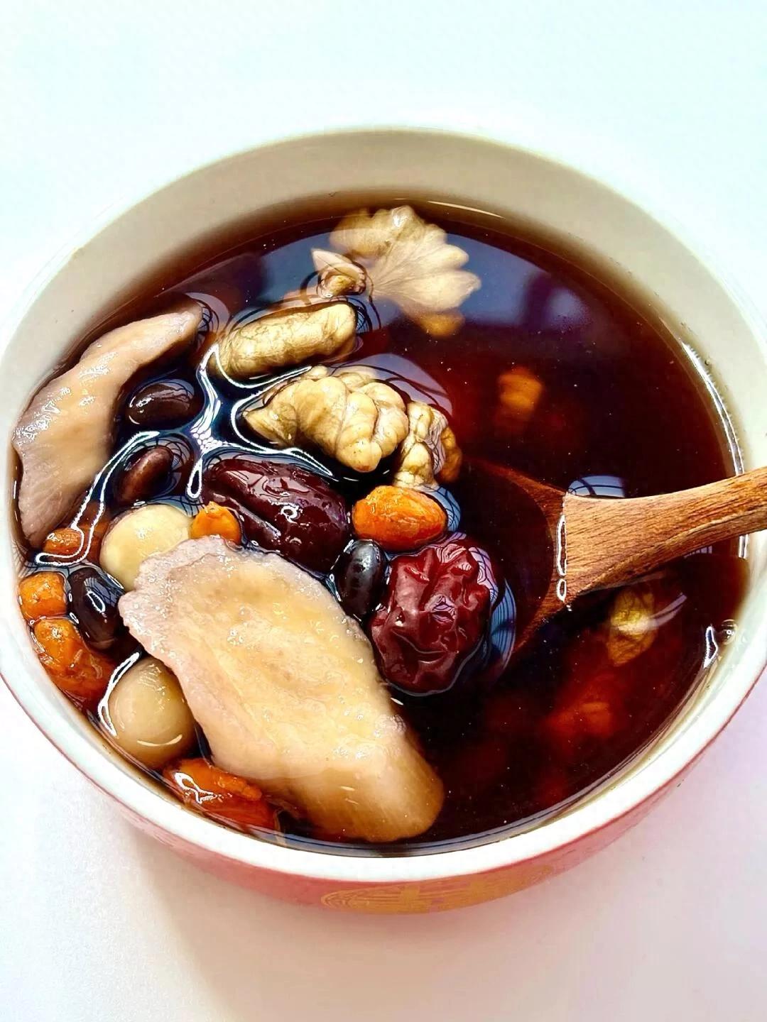 我呀,就经常给我老公做一道补腎养胃汤,这汤可有讲