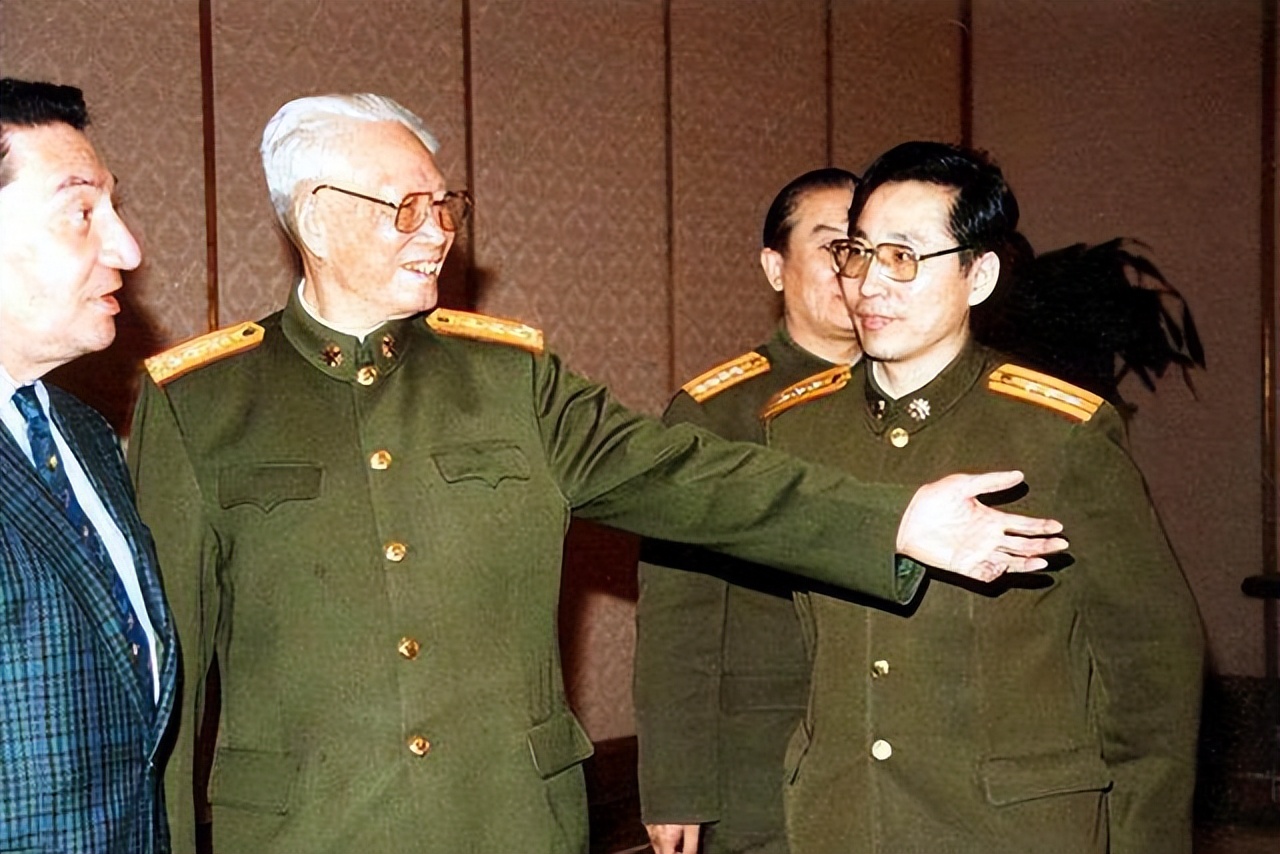 对于张震将军来说,这不仅是一张合影,更是一张记录着命运转折的历史