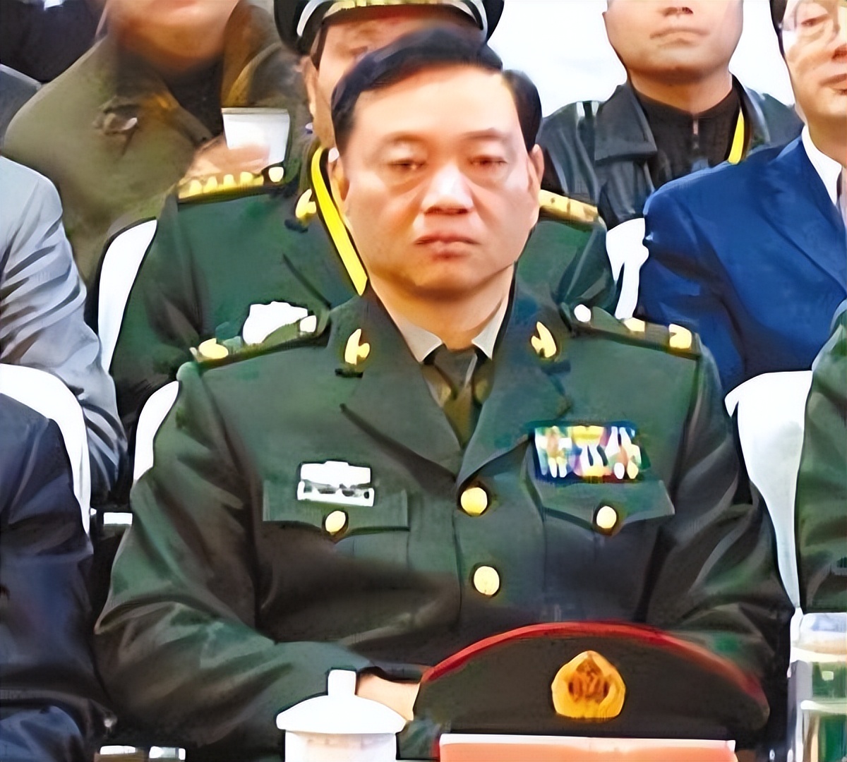 他详细说明了许建军与不良分子的关联情况,并询问许世友对此有何看法.