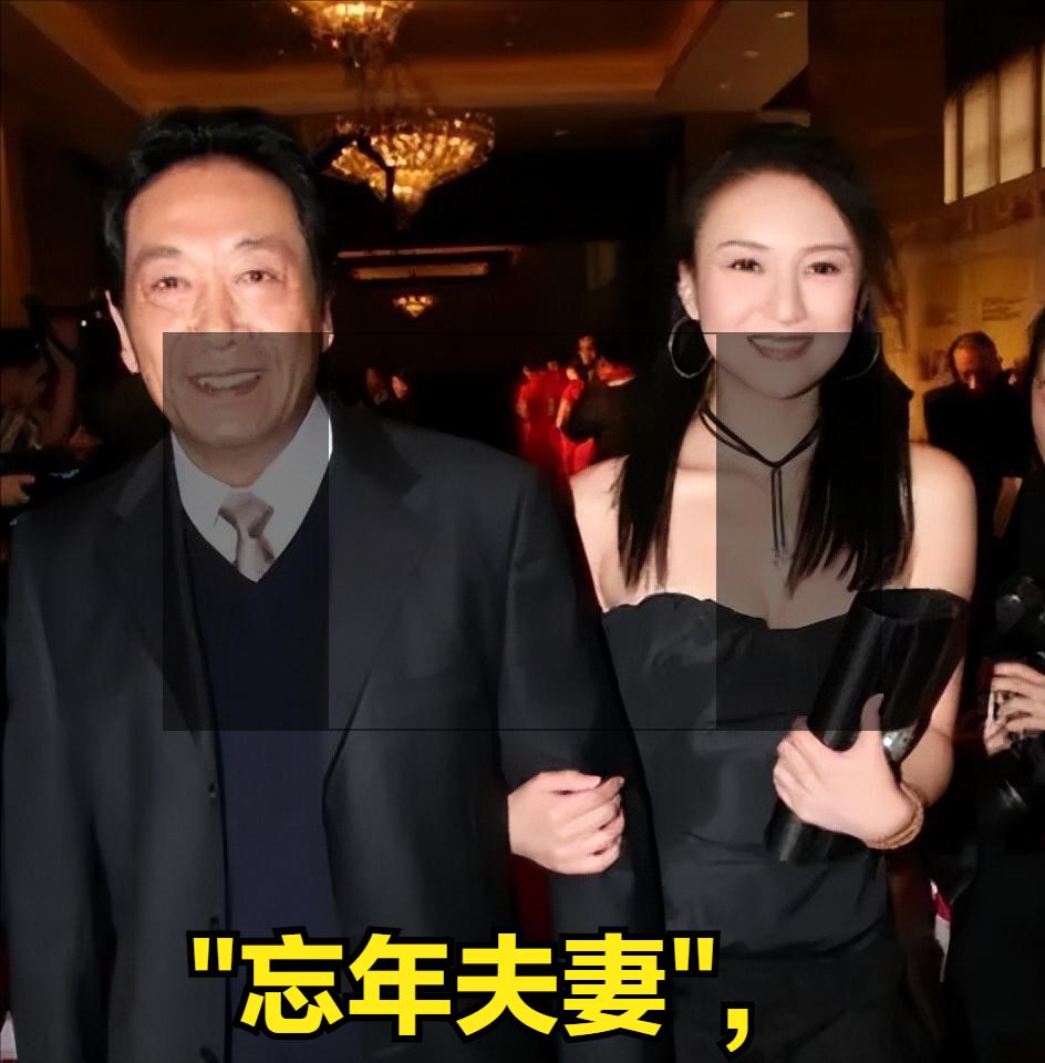 78岁王奎荣现状:白发老态,子女尚年幼,小37岁的妻子仍风韵犹存