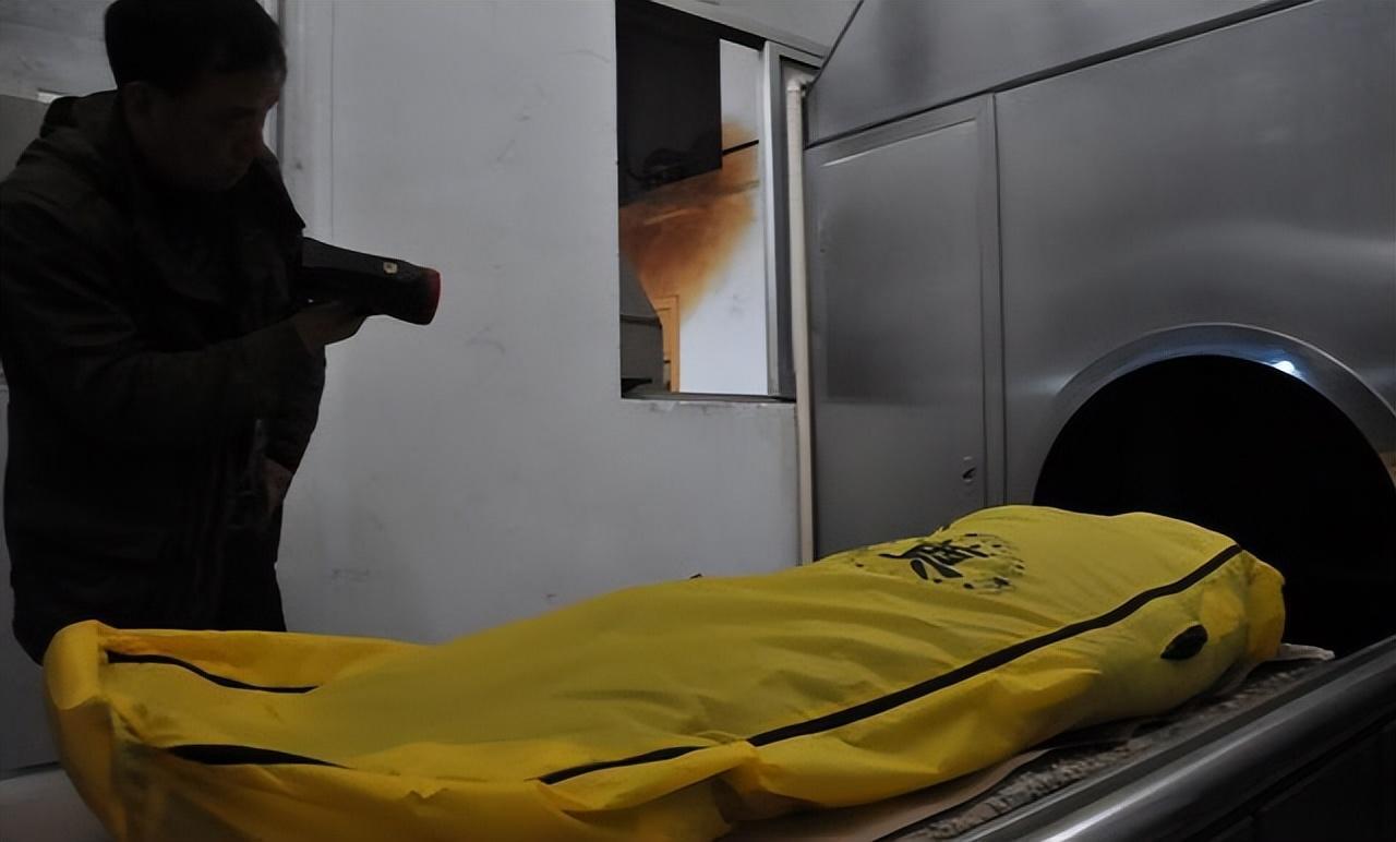 故事:在火葬场工作,有一个不成文规矩:年轻的女尸要放一夜再烧