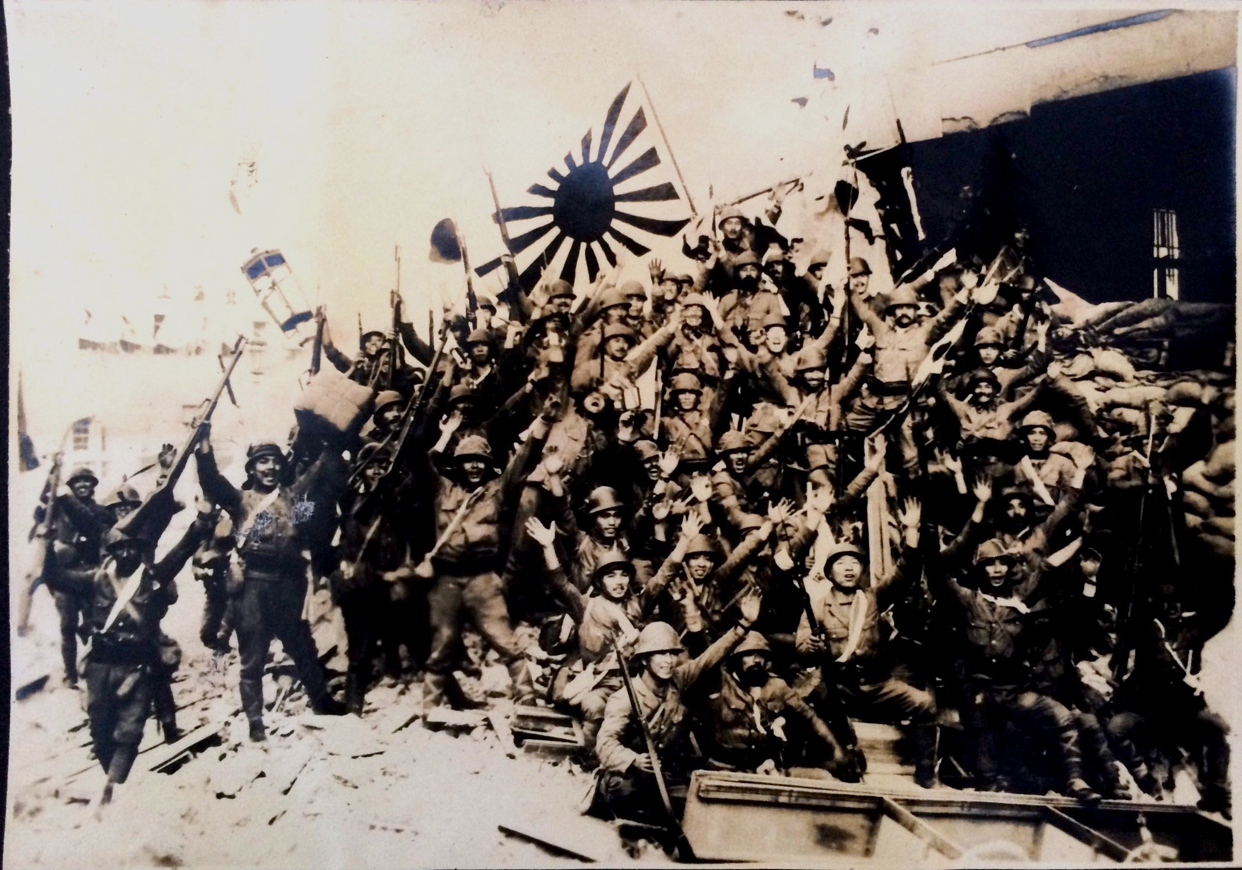 淞沪会战前"打是不打"争执不下,戴笠站起说了3句话,全场震动