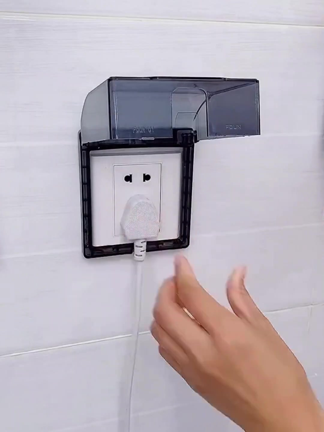 家里卫生间的插座很容易溅到水,可以试试这个 防水插座保护罩