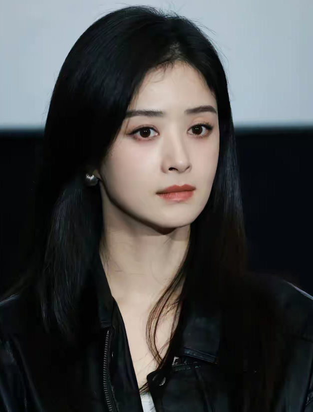 蒋欣罕晒泳装照,长腿戏水眼神太勾人了,和早年爆笑摆拍照差别大