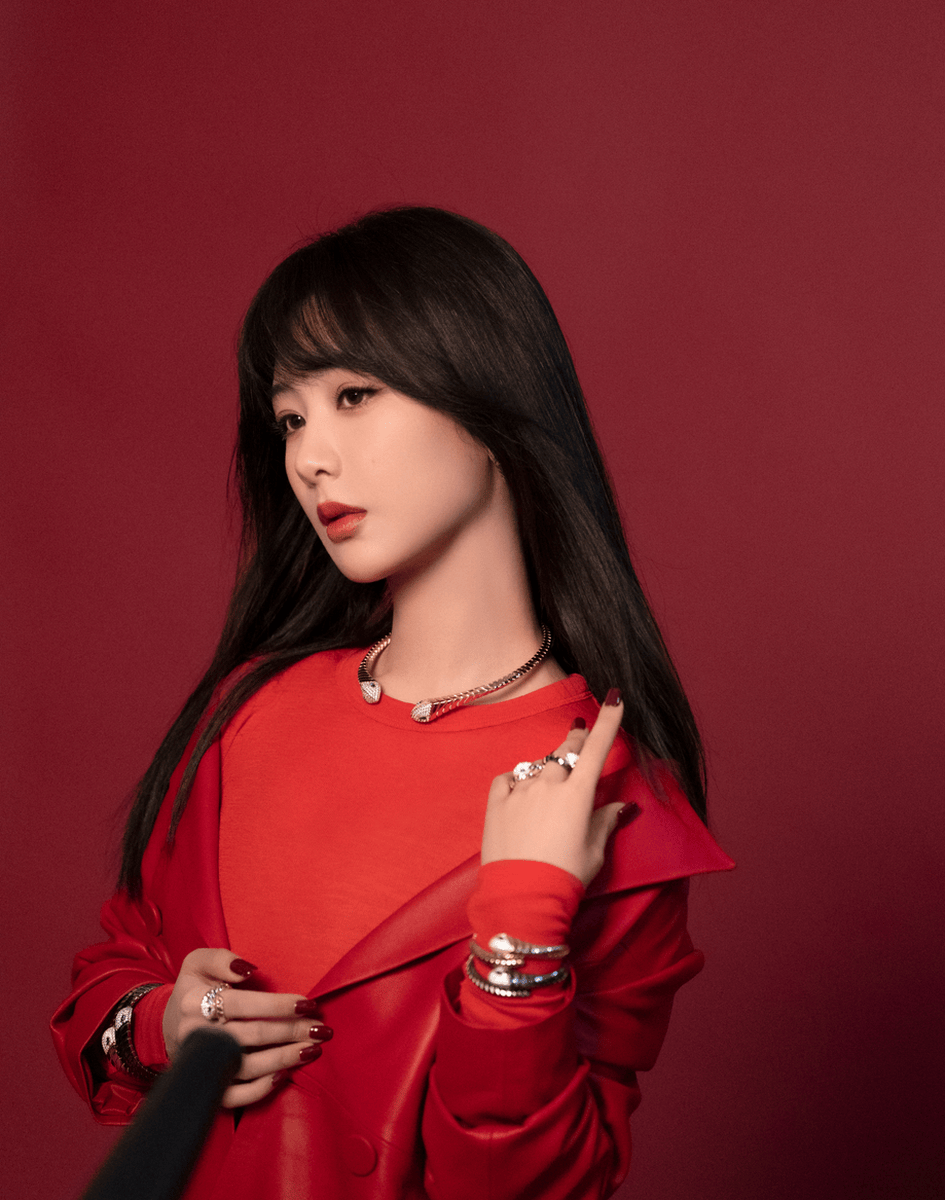 杨紫一袭抹胸长裙明艳大方 红色穿搭艳丽似玫瑰 她身穿红色抹胸长裙