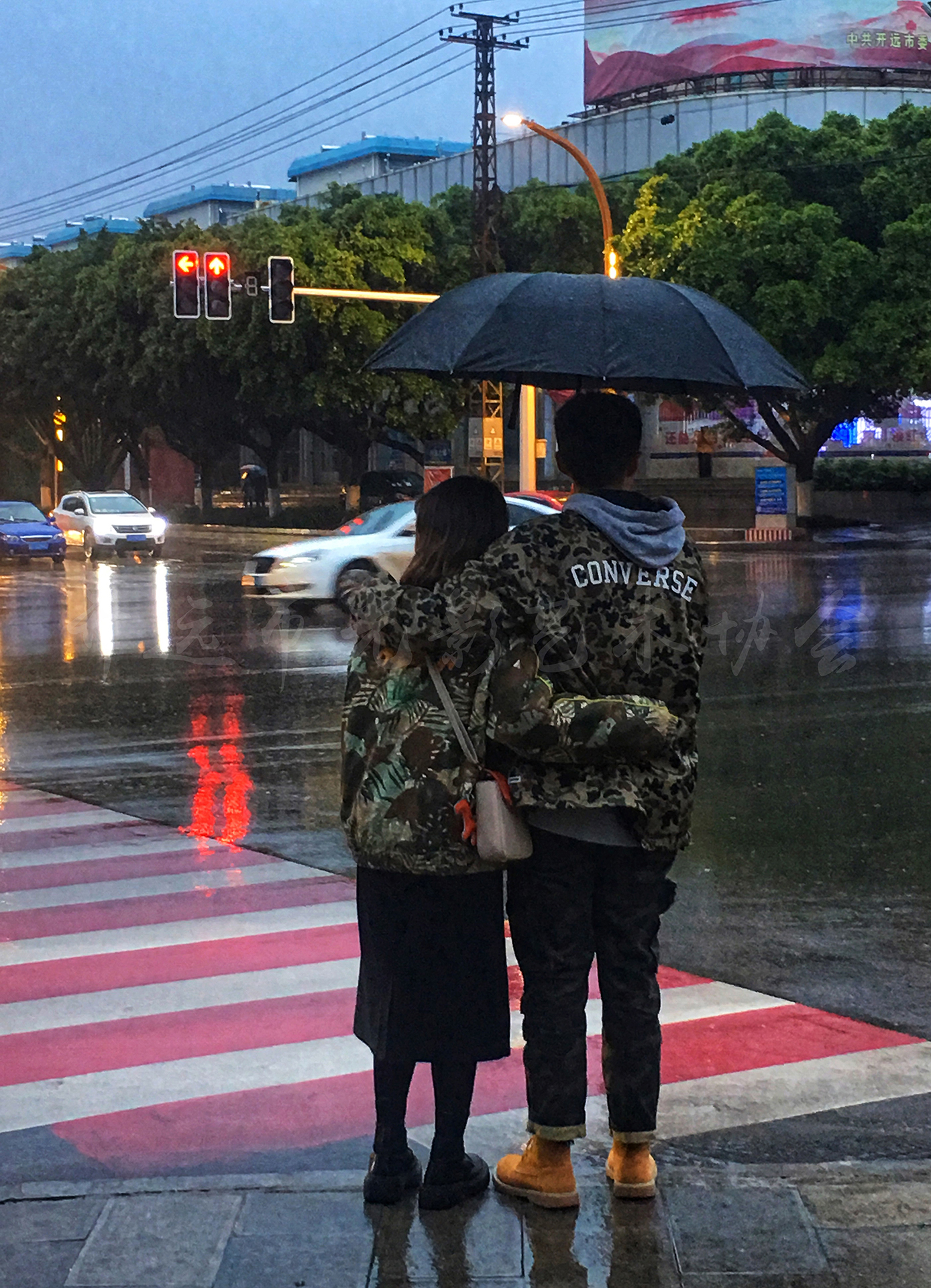 情侣下雨打伞背影图片图片