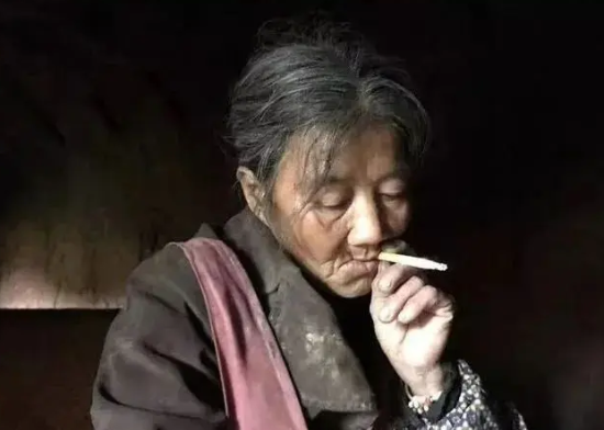 那天,村子里来了一个奇怪的老太太,她身上穿抽烟干瘦的老婆婆图片