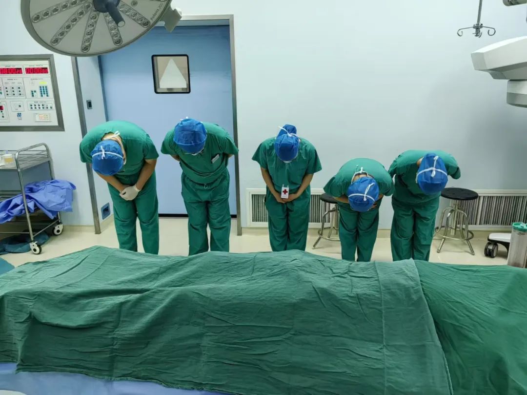 生为救陌生人在医院过生日死的时候医生送死亡 医生监护仪放在床头