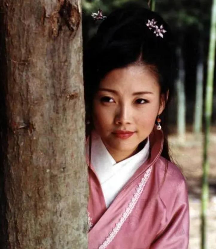 戴娆:曾是张国立御用歌手,与生父对簿公堂,嫁清华学霸为爱退隐