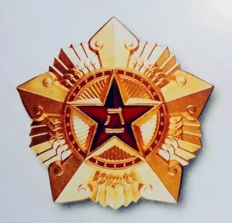 在回顾1955年全军大授衔的历史时刻,人们往往聚焦于元