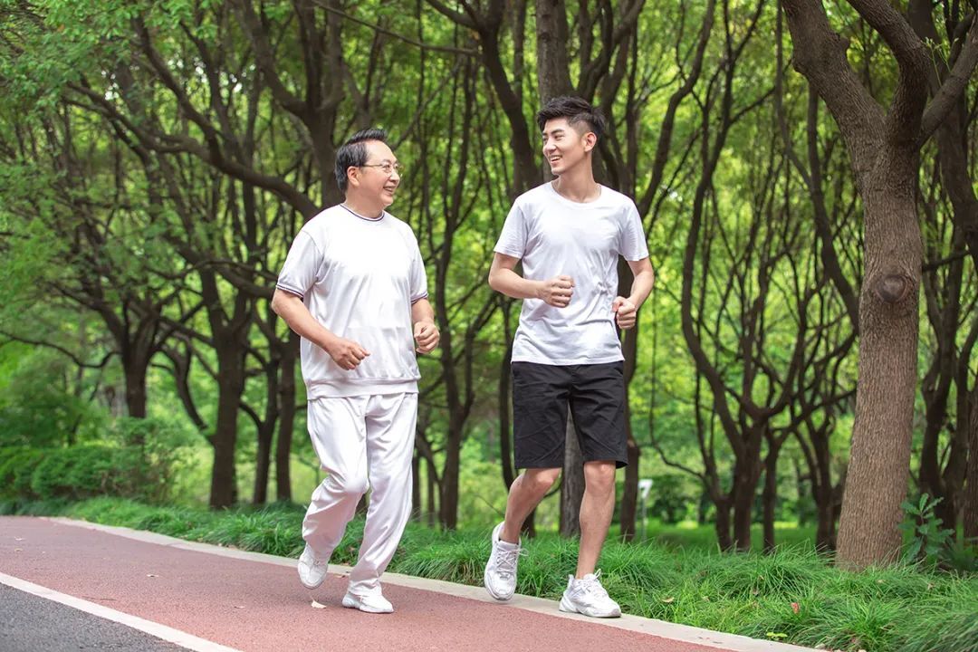 老年人跑步照片图片