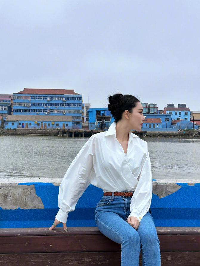 张馨予丸子头配白衬衫,清纯又干练,录节目差点被撒贝宁吓哭