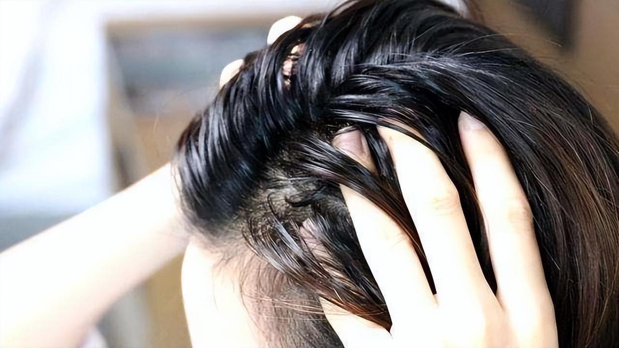 建议女人:头发软塌爱出油,出门前加上这1步,马上蓬松显气质