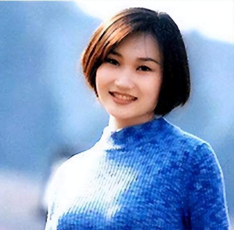 中央新闻联播主持人李梓萌图片(中央电视台新闻联播播音员李梓萌)