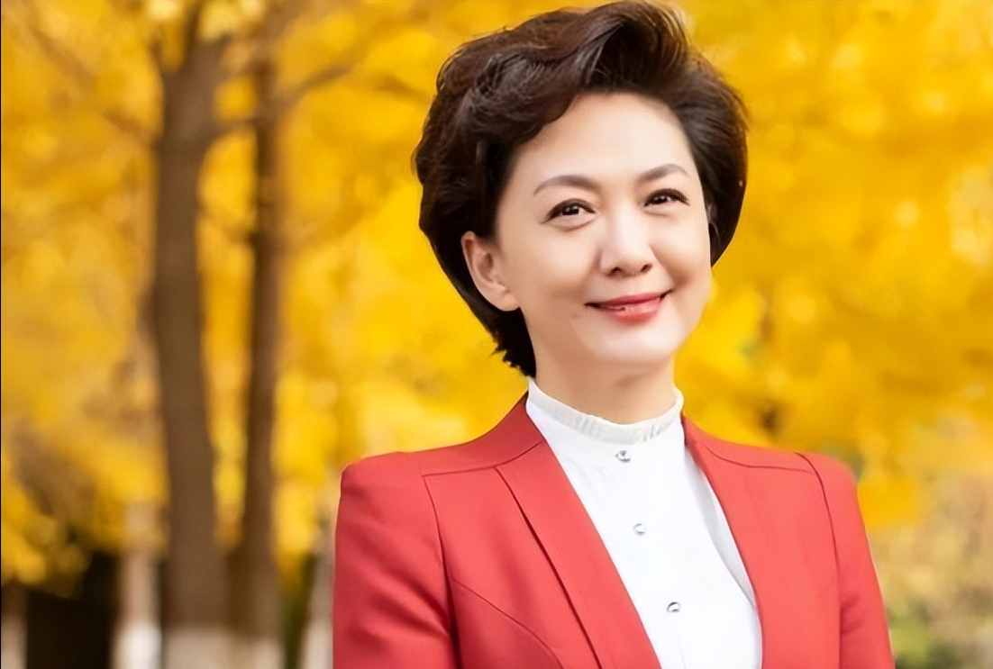 52岁央视主持海霞现状:头发乌黑浓密,腰肢纤细少女感强,不敢认