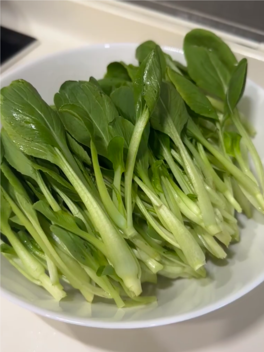 鸡毛菜,作为一种常见的蔬菜,富含丰富的营养成分,并且在