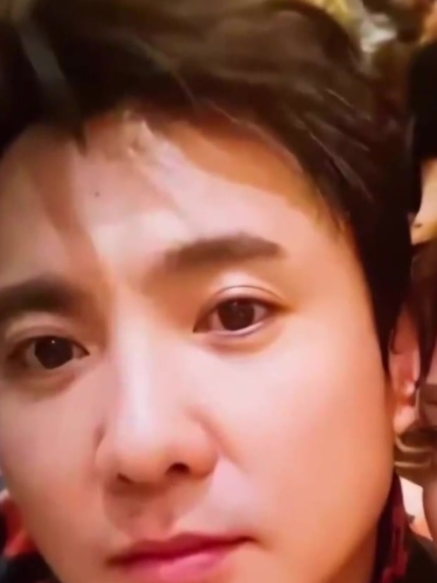 沈腾和妻子年轻时的合照,沈腾外号"军艺校草",而王琦婀娜多姿