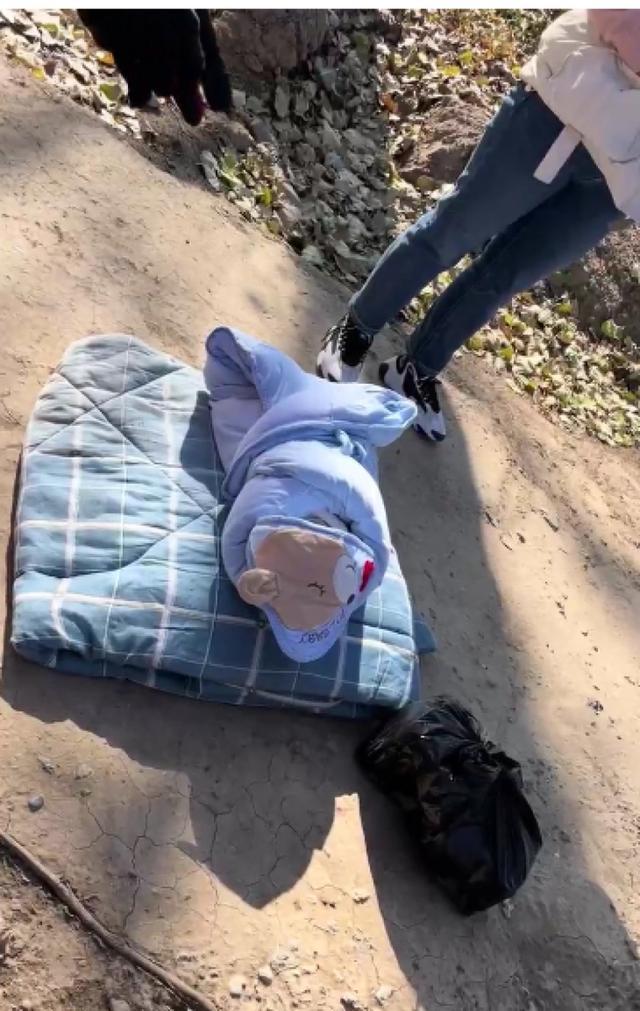 布袋里挣扎的视频棉被大被子包裹人原版视频人被被子裹起来的图片大全