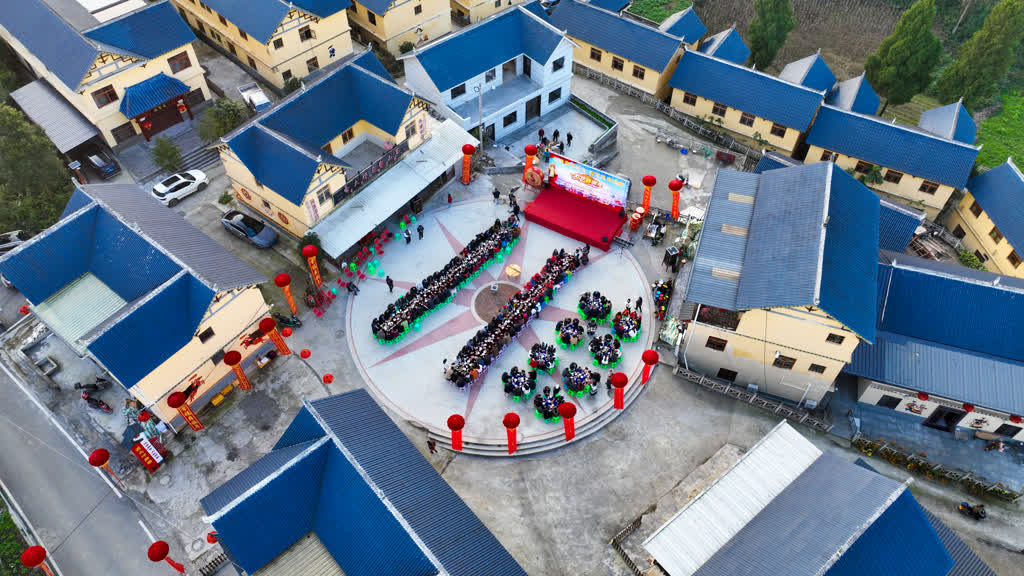 11月30日,古蔺县石屏镇的雷火坪彝寨迎来了一年一度的彝族年庆典,一场