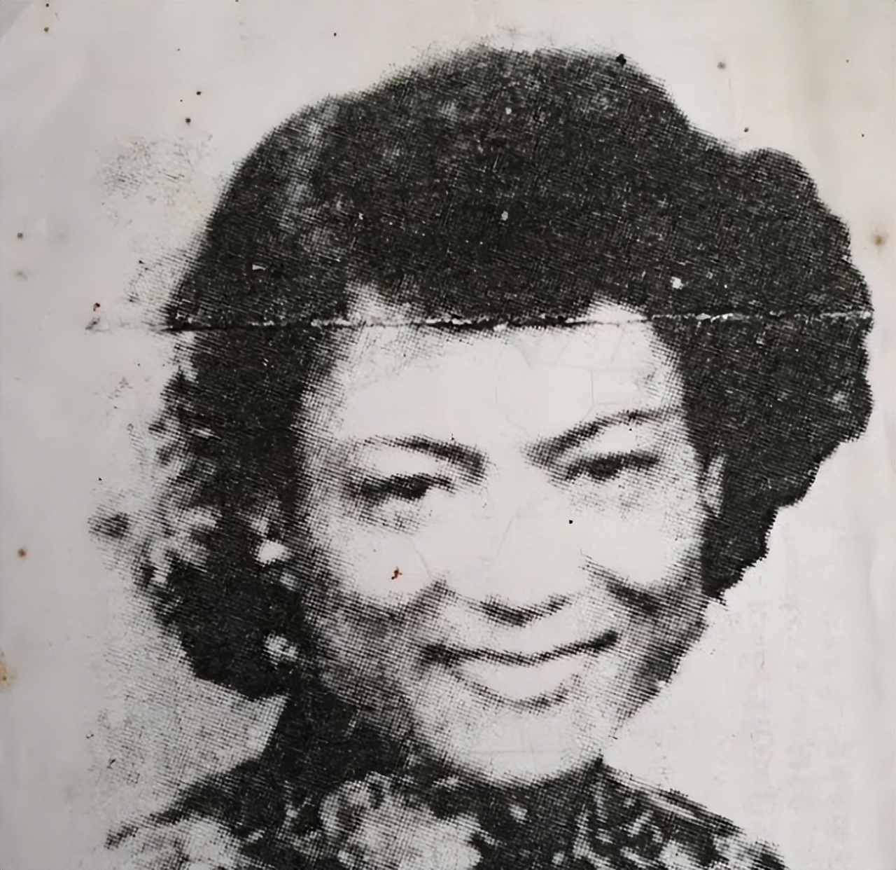 万国雄:男扮女装的军统特工,闺蜜成夫妻,被妹妹举报锒铛入狱