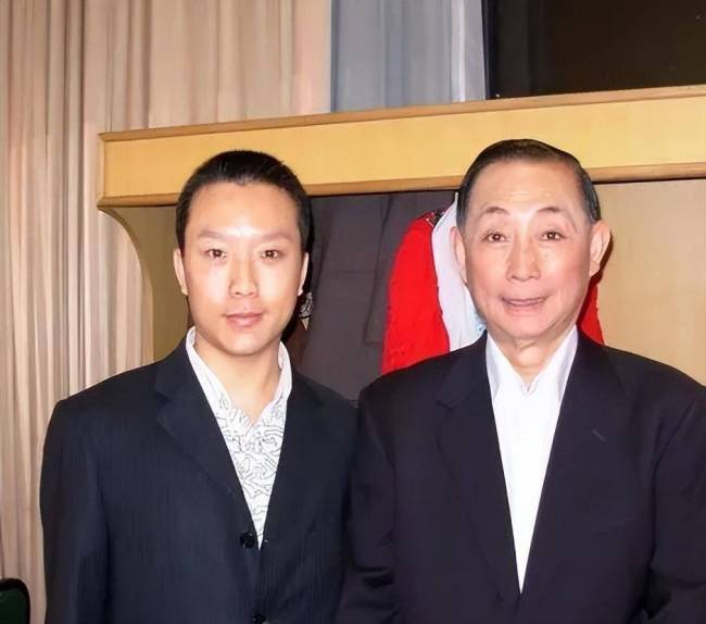 1978年,李玉刚出生于河北省一个贫困农村,家境贫寒