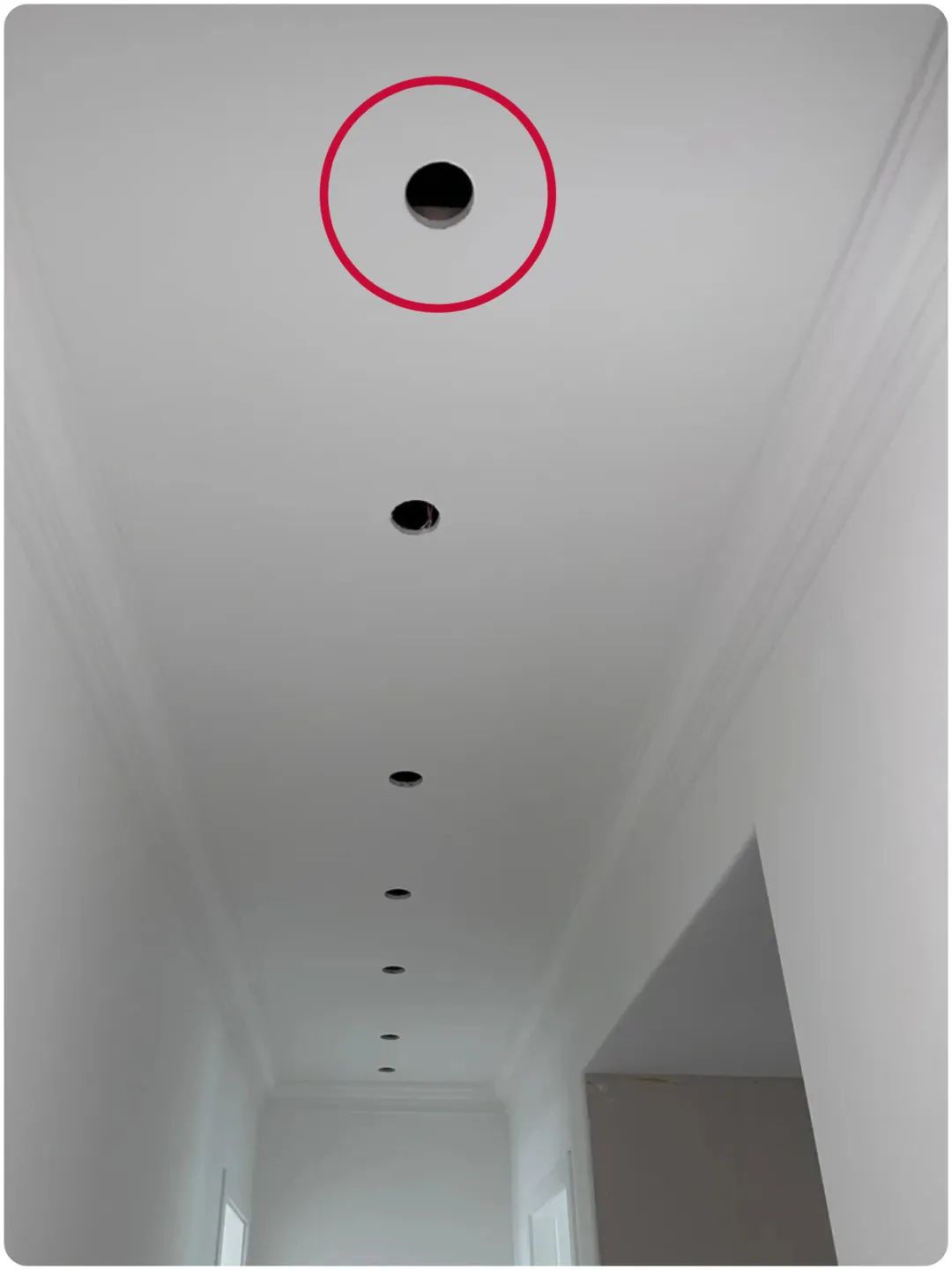 石膏板吊顶暗藏筒灯情况下,最好让木工来开孔,因为木工知道龙骨的