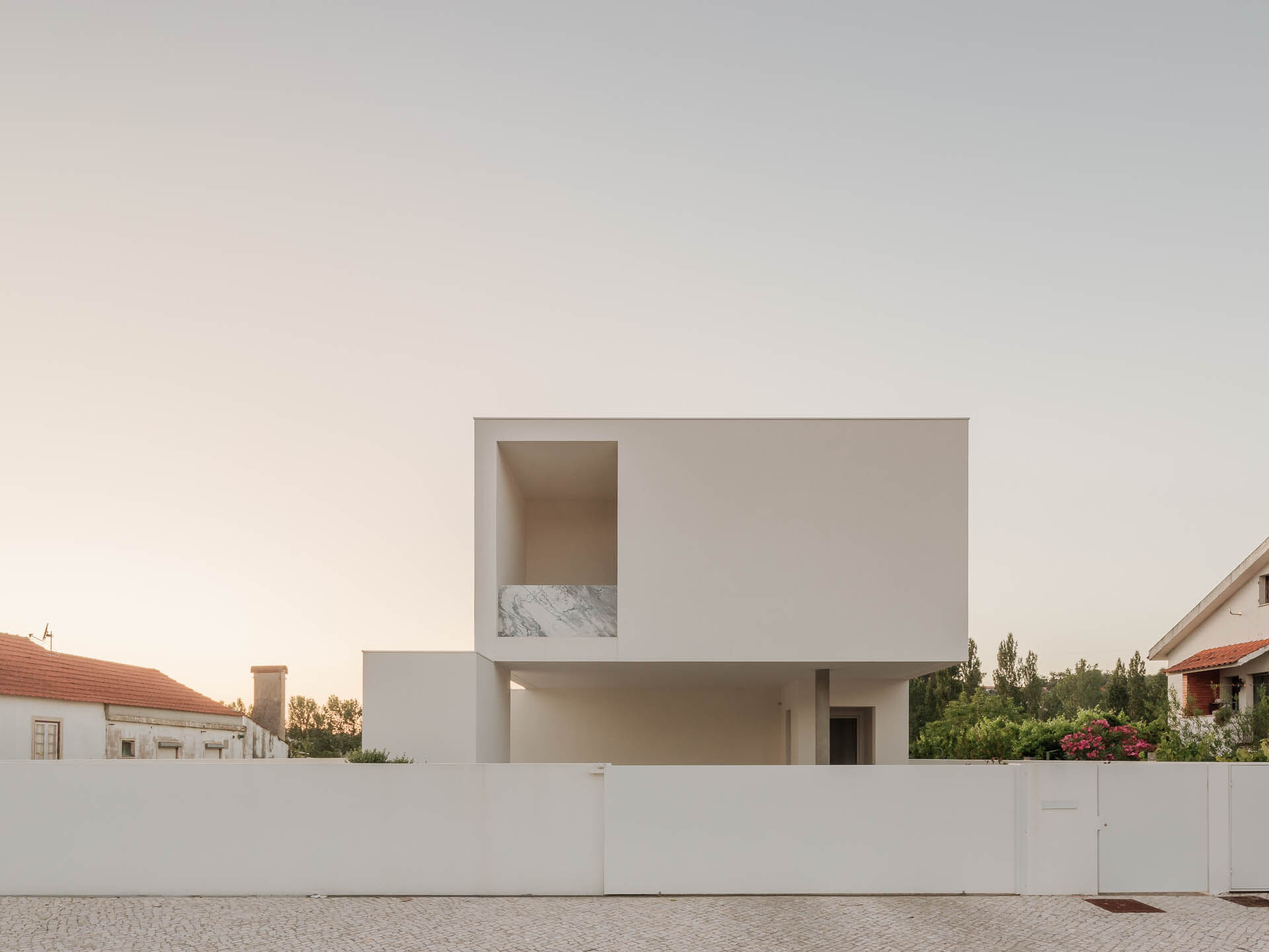 建筑设计顺应地势,主立面与邻建对齐,充满生活温度与艺术韵味