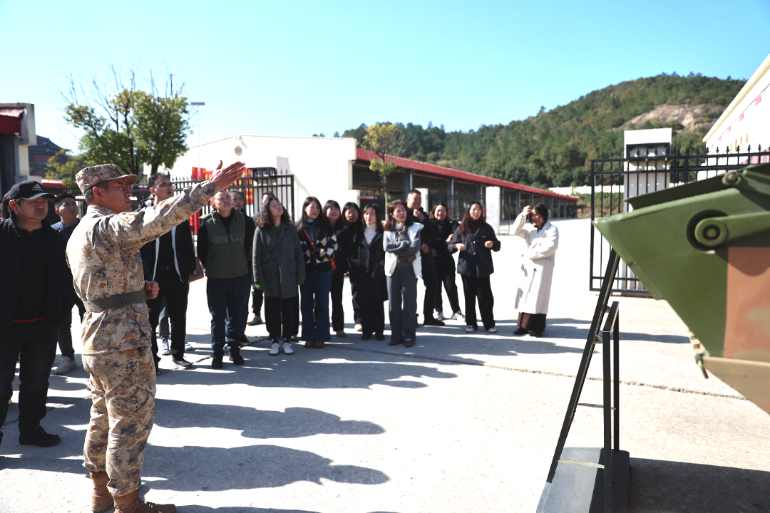 苏州市退役军人事务局组织40名苏州籍新兵家属走进驻苏73049部队观摩