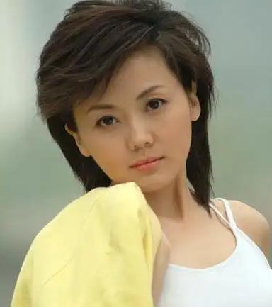 《海峡两岸》主持人柴璐现状:淡出荧幕,转型幕后