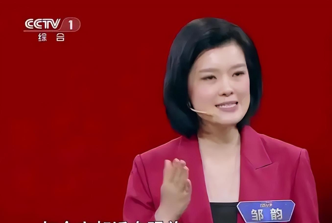 央视主持邹韵:曾言征服康辉董卿,全英文采访李显龙,果真不简单