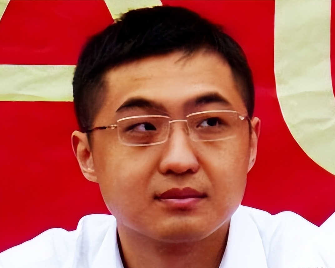 他是邓公的唯一的孙子,出生于美国,18岁被北大法律系破格录取