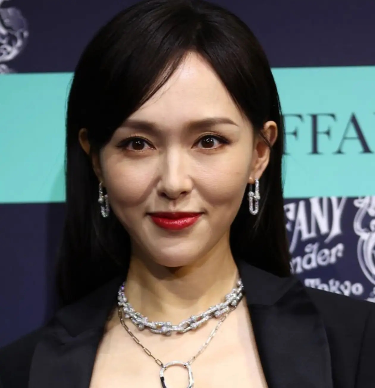 3》中出演女娲后人这个角色而声名大噪,随后更是与郭富城进行了合作