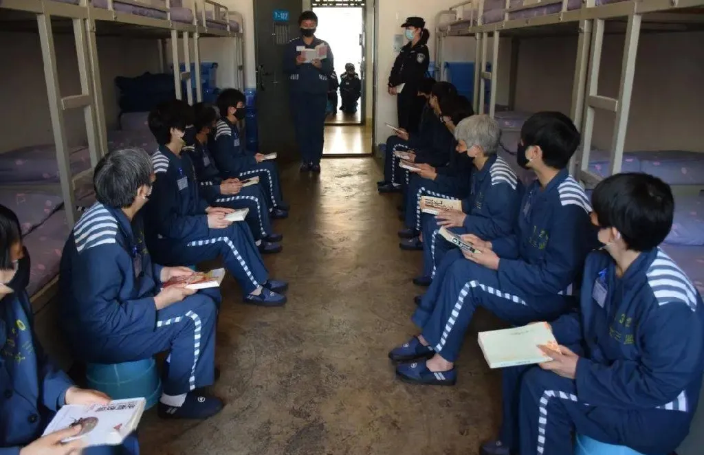 有一名女服刑人员,在临释放前一天,干了以下几件事