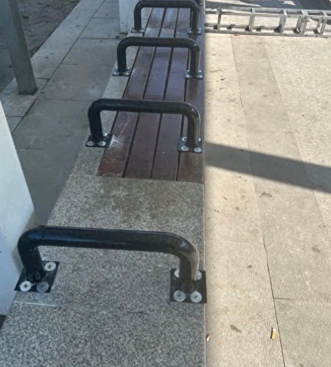 可有的人看到,认为影响市容,将长椅焊钢管,并特地