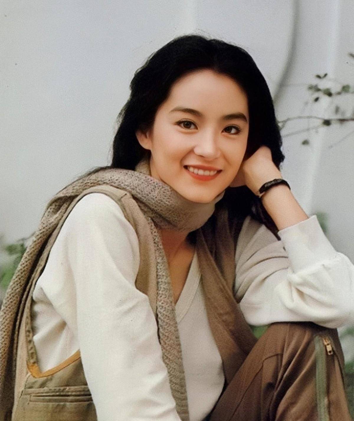 之后秦汉离婚,他与林青霞走到了一起,度过了一段甜蜜的同居时光.