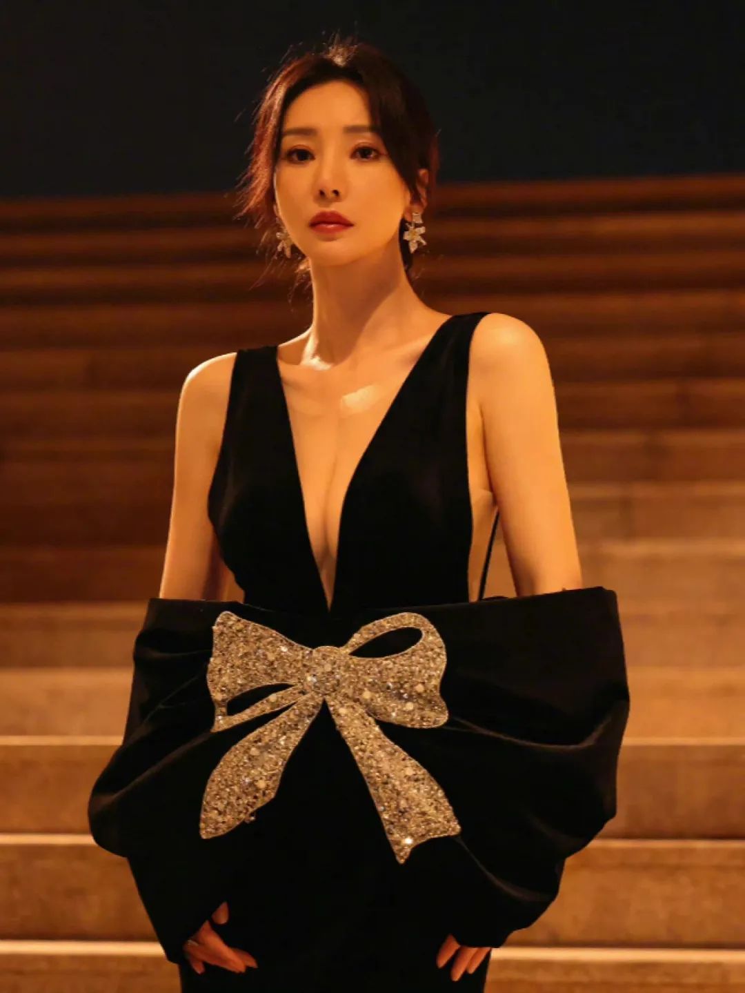 柳岩身穿一袭华丽深v礼服,摇摇欲坠,大方展示身材